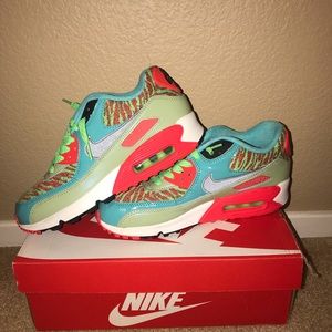 Barely worn tennis shoes. Size 6 Y